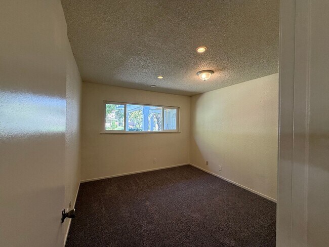Building Photo - 2112 Chrysler Dr