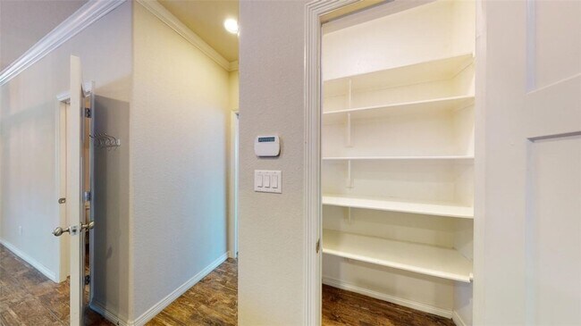 Building Photo - 914 Fairview Ave