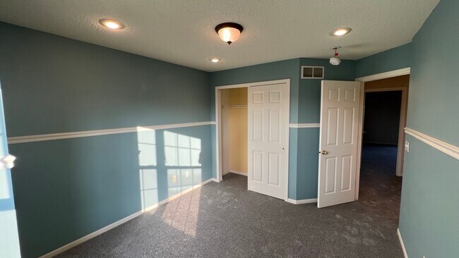 Building Photo - 7866 Old Carriage Ct