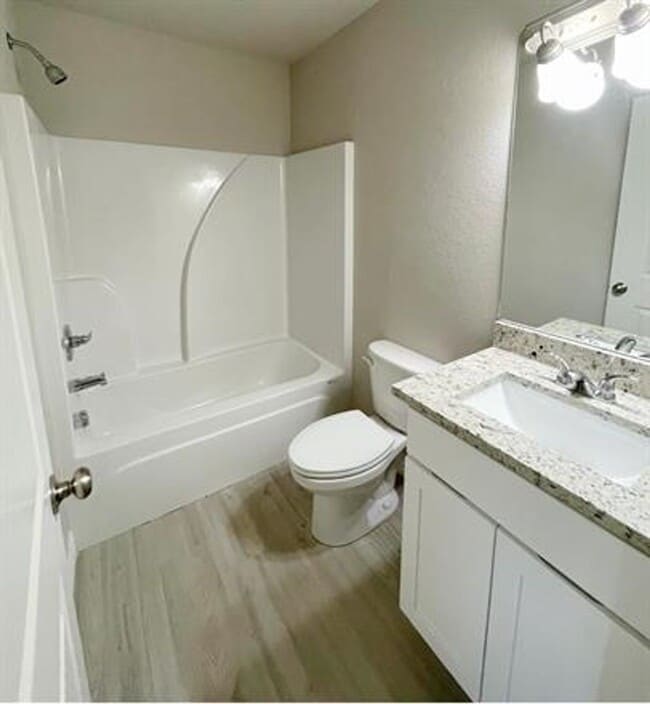 Building Photo - Cozy 2 bed, 2 bath Duplex - Silo School District