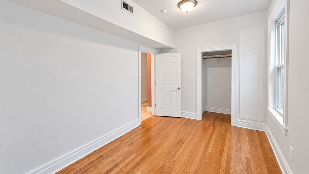 Building Photo - 2833 N Albany Ave