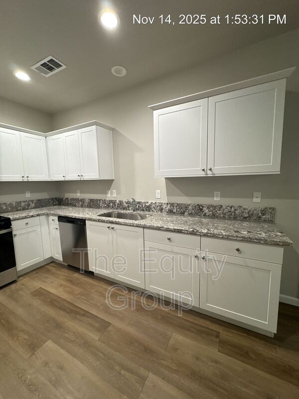 Building Photo - 519 S Summit St