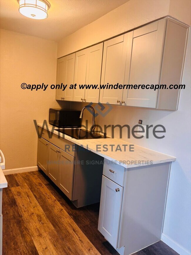 Building Photo - Modern Living at Tanglewood-Stylish First-Floor Condo!