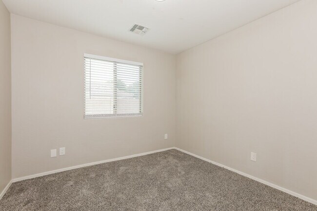 Building Photo - 39812 N Vincenza St