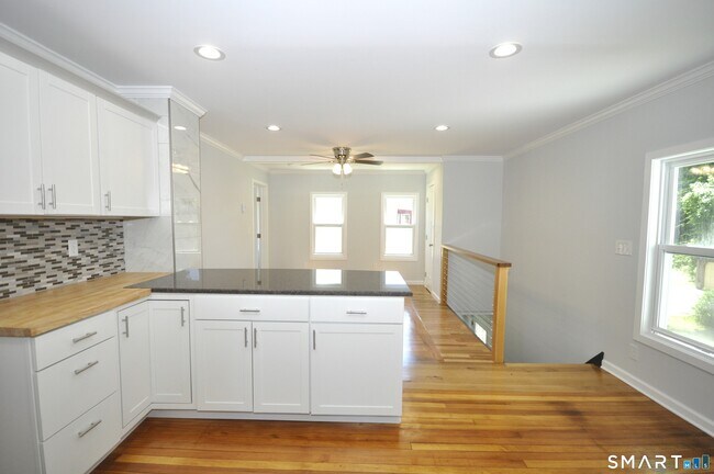 Building Photo - 17 Hough St