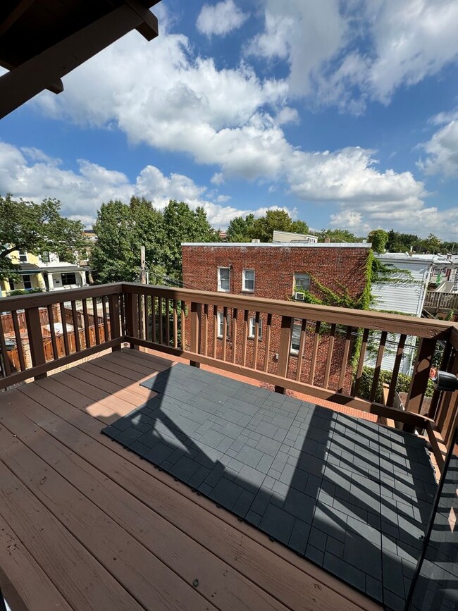 Building Photo - Columbia Heights Four Story Row home for R...