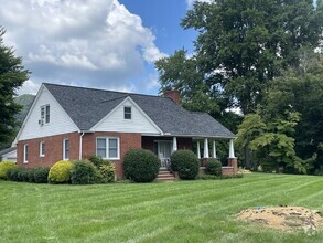Building Photo - 3 bedroom, 2 bath 15 MINUTES to Asheville...