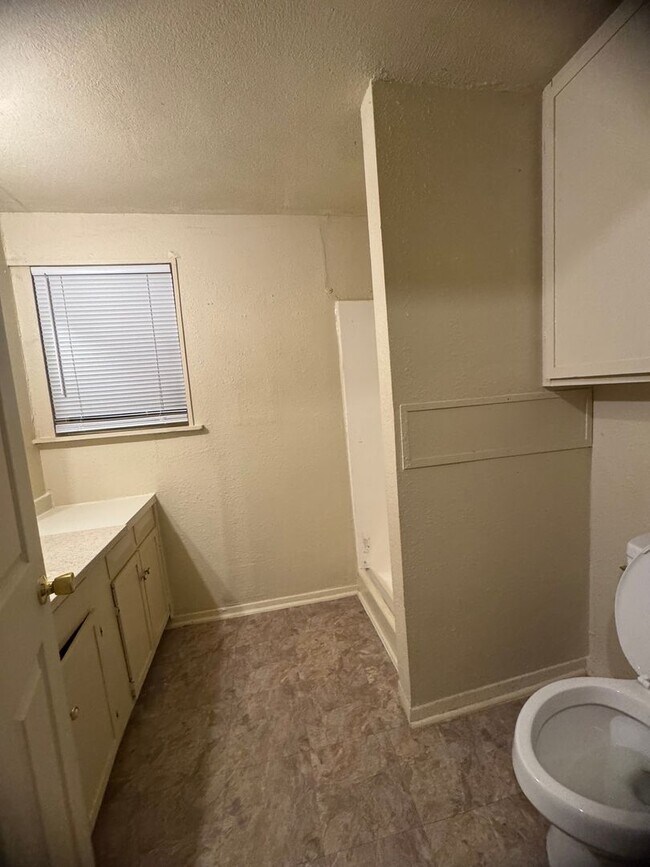 Building Photo - Spacious home in Clyde