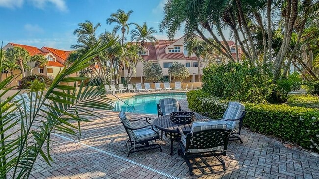 Building Photo - 1635 Royal Palm Dr S