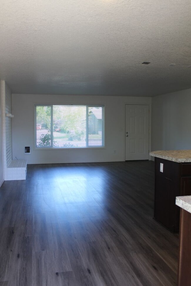 Building Photo - Four bedroom ranch