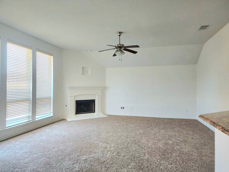 Building Photo - 2401 Silverthorn Ct