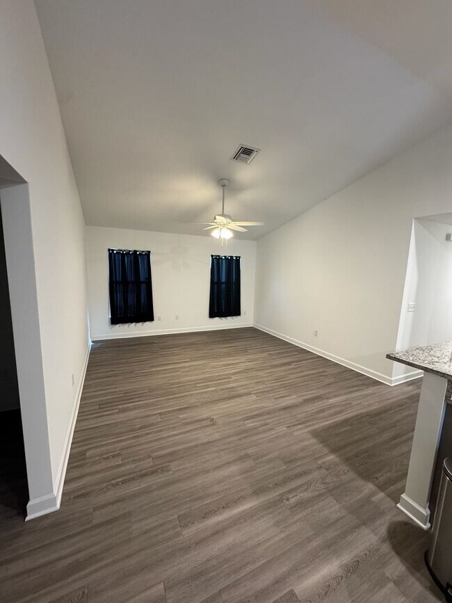 Building Photo - 2 Bedroom, 2 Bath, 1 car Garage home for rent