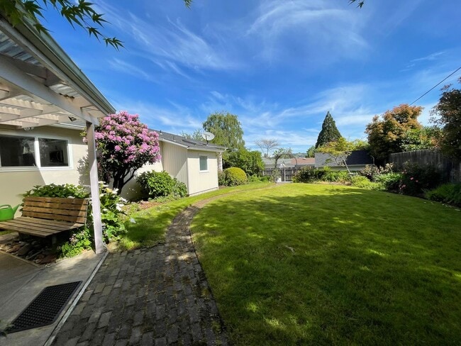 Building Photo - Updated 3 bedroom, 2 bath home