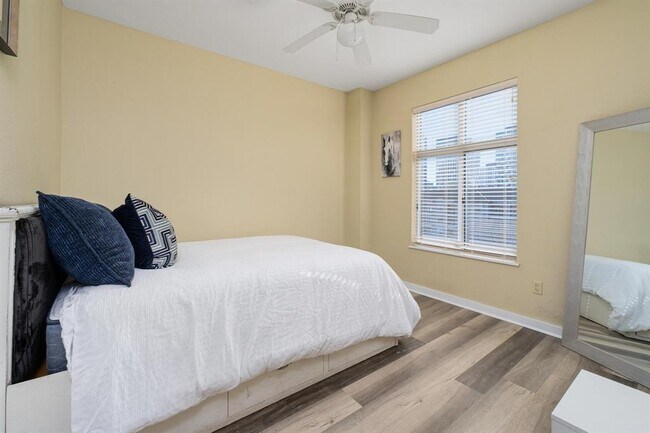 Building Photo - 711 W 26th St