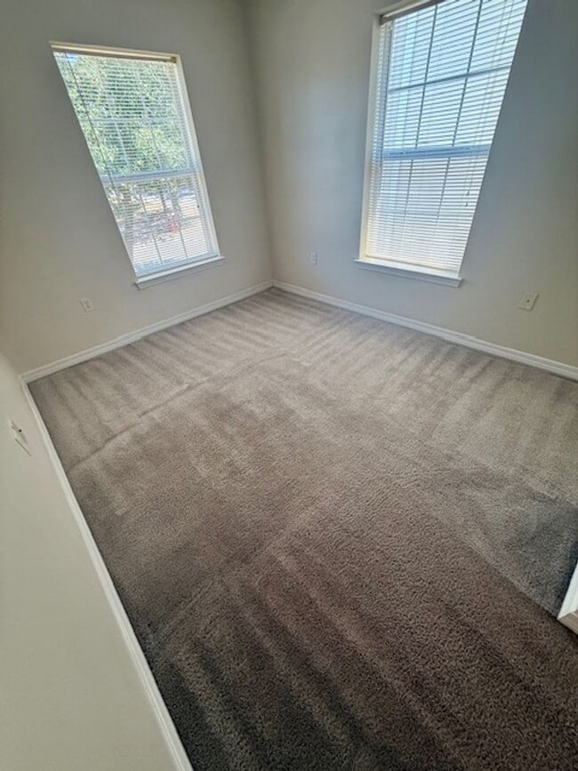 Building Photo - Crestview Townhouse