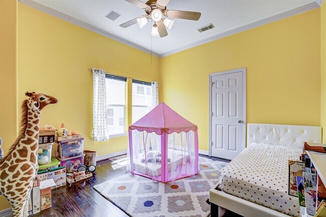 Building Photo - 1515 Hyde Park Blvd