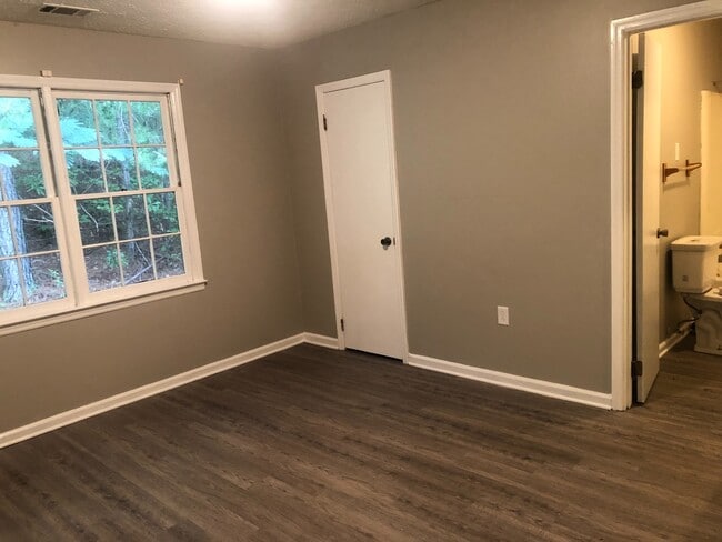 Building Photo - 515 Chateau Dr SE