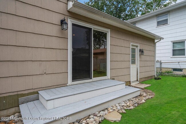 Building Photo - 802 Laura Herbert Dr