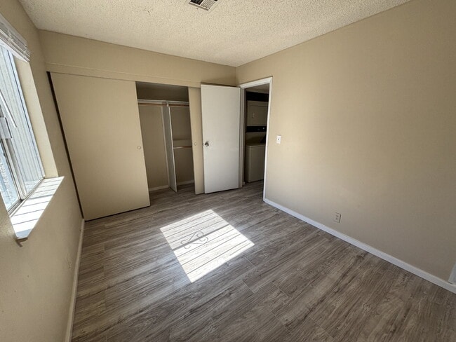 Building Photo - First Floor 2-bed, 2-bath, no carpet here!