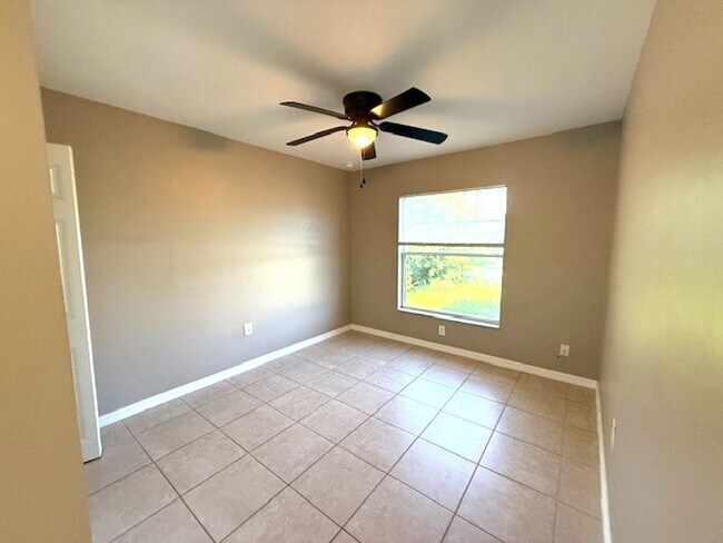 Building Photo - Spacious 3 Bed / 2 Bath Home with Large Ba...