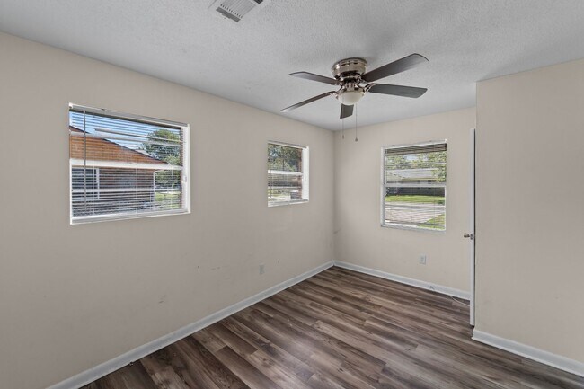 Building Photo - 234 Deerwood Dr