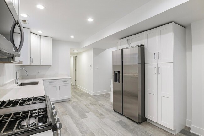 Building Photo - 2316 W Augusta Blvd