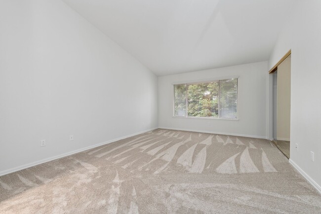 Building Photo - Newly Remodeled Townhome in Desirable Comm...