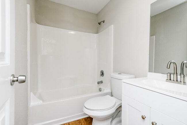 Building Photo - NEWLY RENOVATED 2 bedroom, 1 bathroom at G...