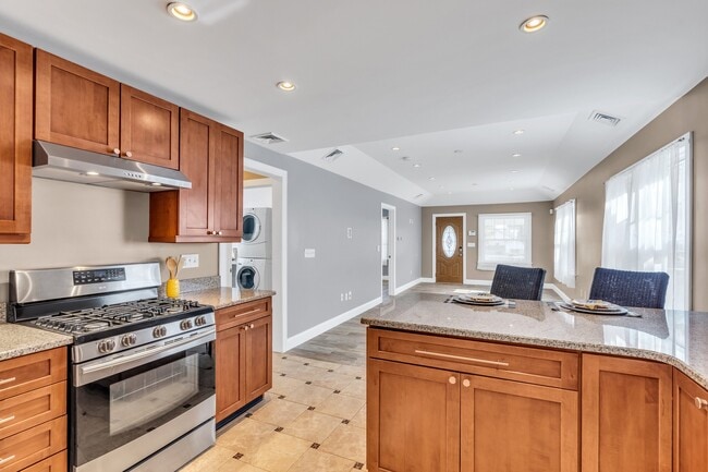 Building Photo - 35 Lipman Pl