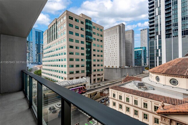 Building Photo - 121 NE 5th St