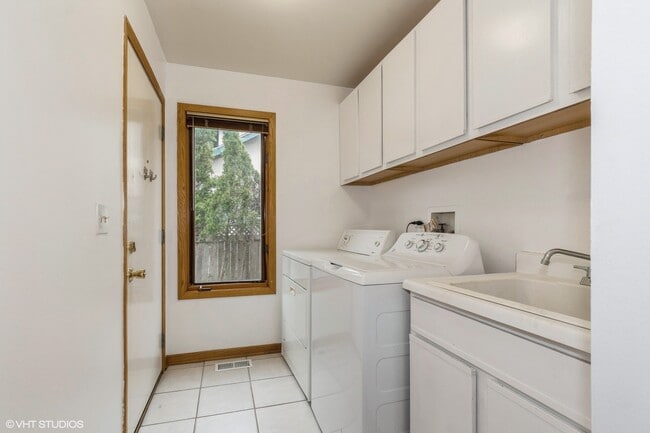 Building Photo - 557 Skokie Ave