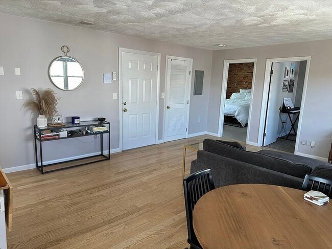 Building Photo - 314 E 8th St