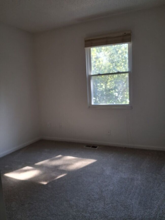 Building Photo - Charming 3BR Townhouse with Fenced Backyard and Community Pool