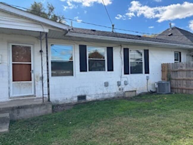 Building Photo - 3 BR Triplex in Martinsville