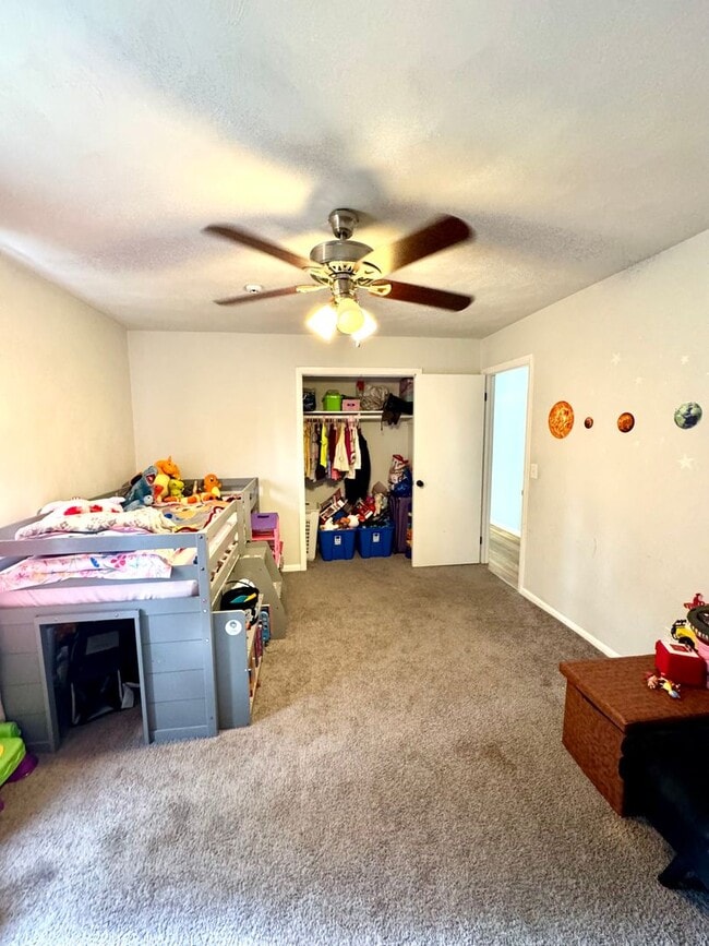 Building Photo - 4 bed 2 Bath Home for Rent in Portsmouth!