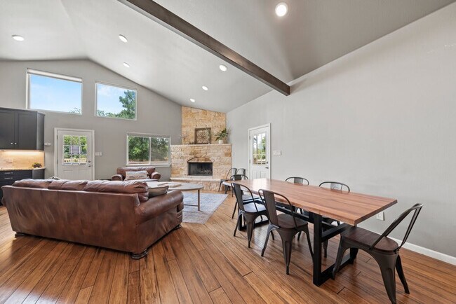 Building Photo - 1740 W Live Oak St