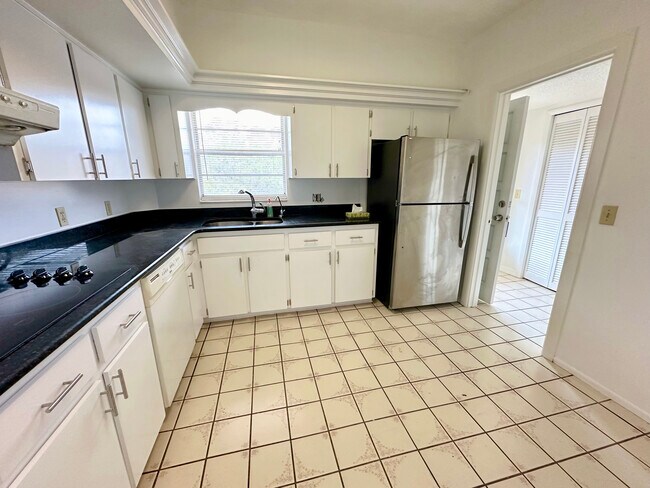 Building Photo - 2383 Netherlands Dr