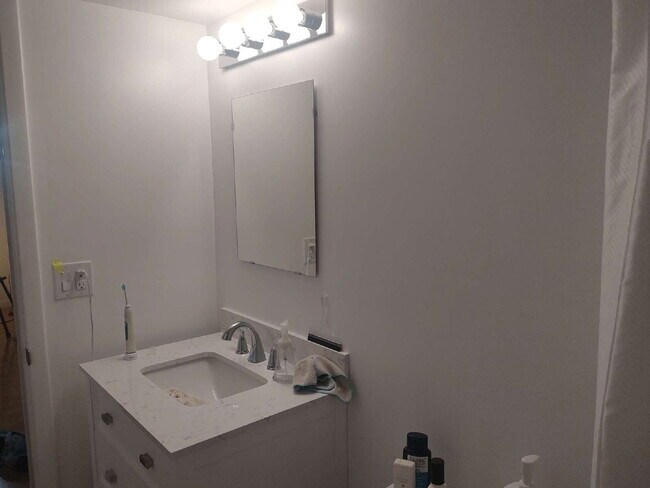 Building Photo - "$200 move in Special. Quite and Peaceful ...