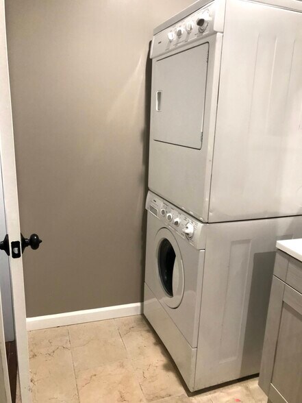 stacked w/d - 19725 Hiawatha St