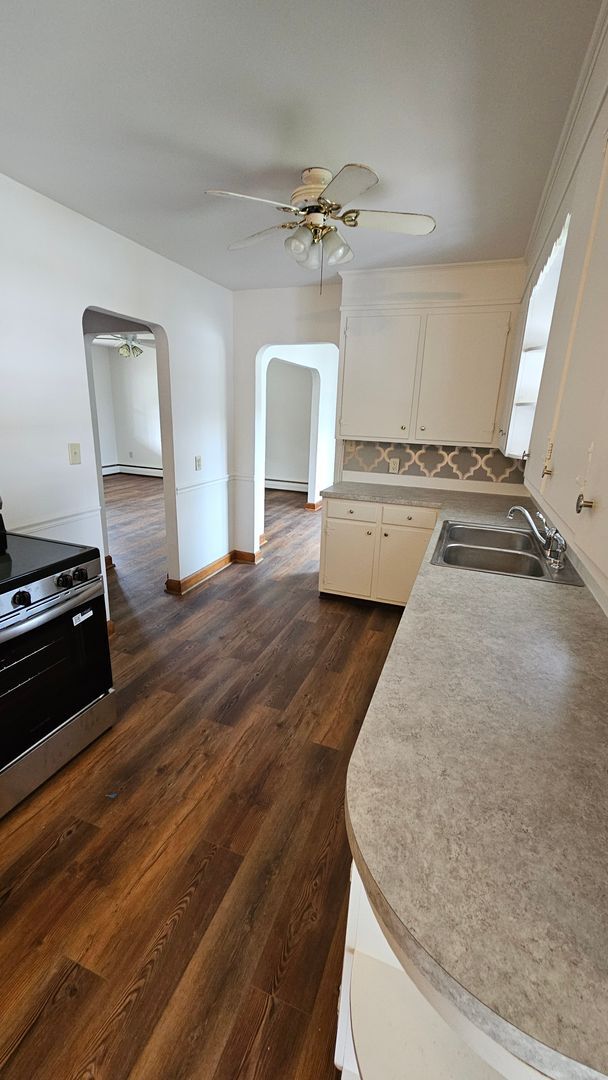 Building Photo - 3 Bedroom Single Family Home