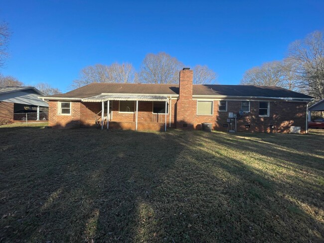 Building Photo - 3 bedroom 2 bathroom  house available now!  Bonus Room!