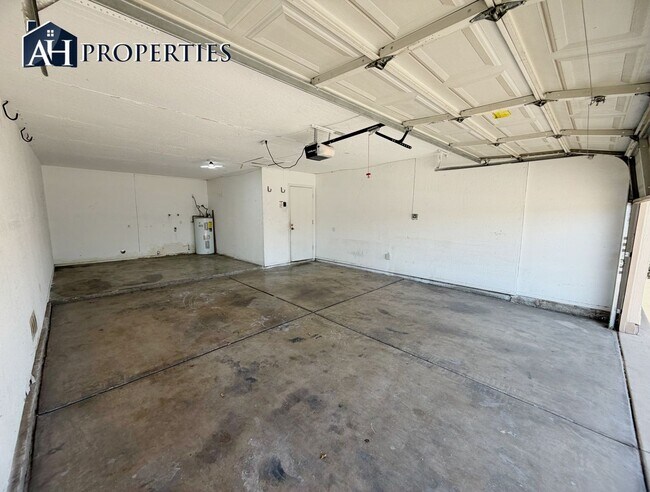 Building Photo - Pool, back yard concrete slab, and RV gate