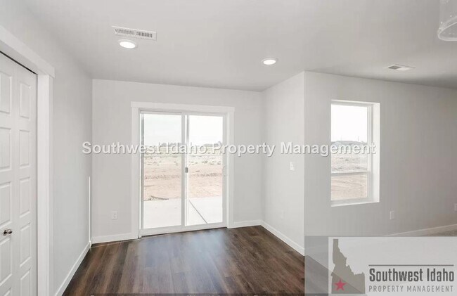 Building Photo - 8140 E Sunray Dr