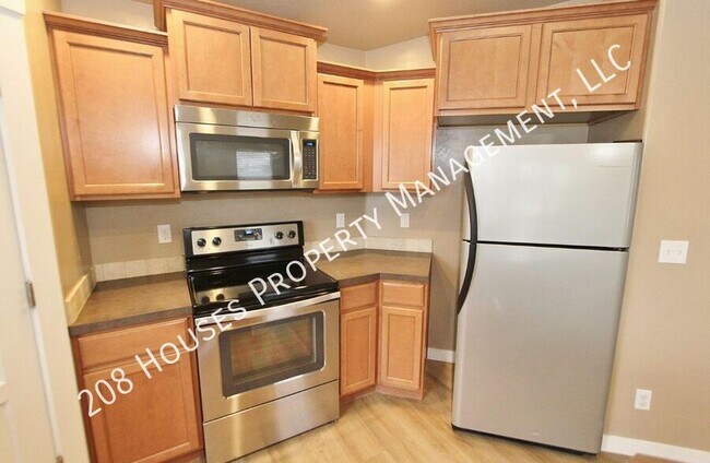 Building Photo - Must See Immaculately Kept 3 bed, 2 bath H...