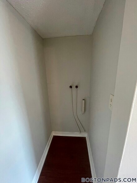 Building Photo - 247 Bennington St