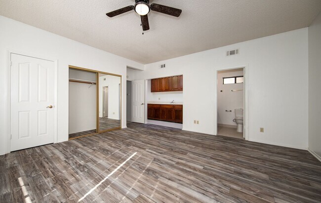 Building Photo - Spacious 4 Bedroom 3.5 Baths with Views!!