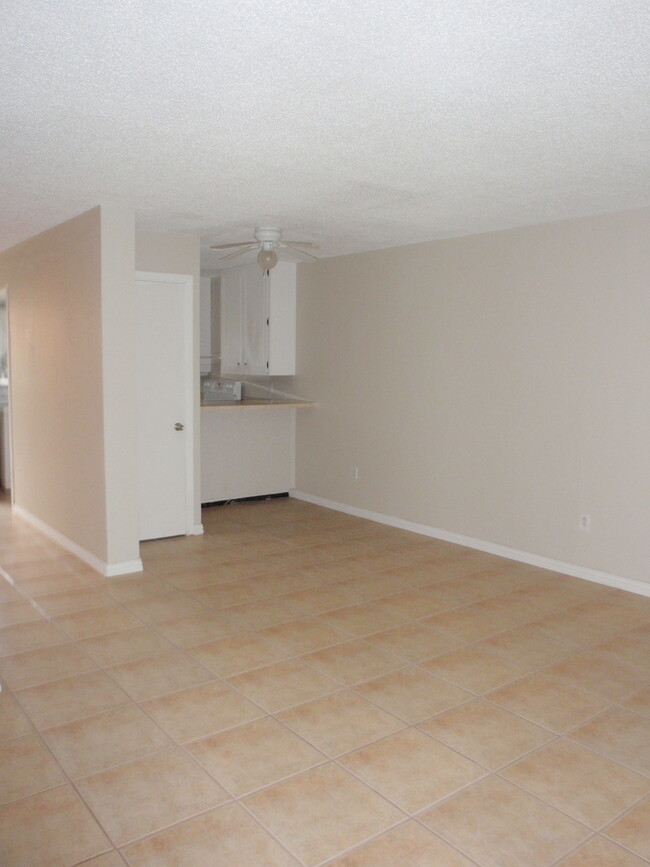 Building Photo - 2 BEDROOM 1.5 BATHS CONDO FOR RENT