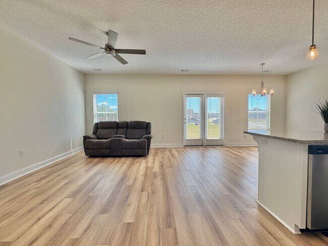 Building Photo - MOVE-IN READY! (Pet Friendly)