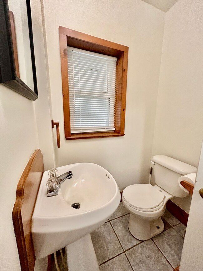 Building Photo - Spacious 3-Bedroom 1.5 Bath Home For Rent ...