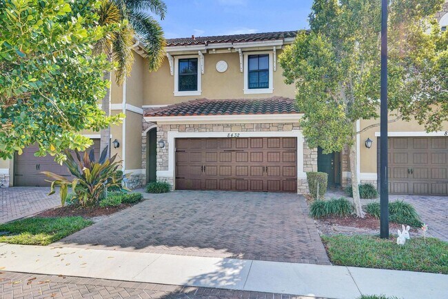 Building Photo - Gorgeous Townhome in Parkland